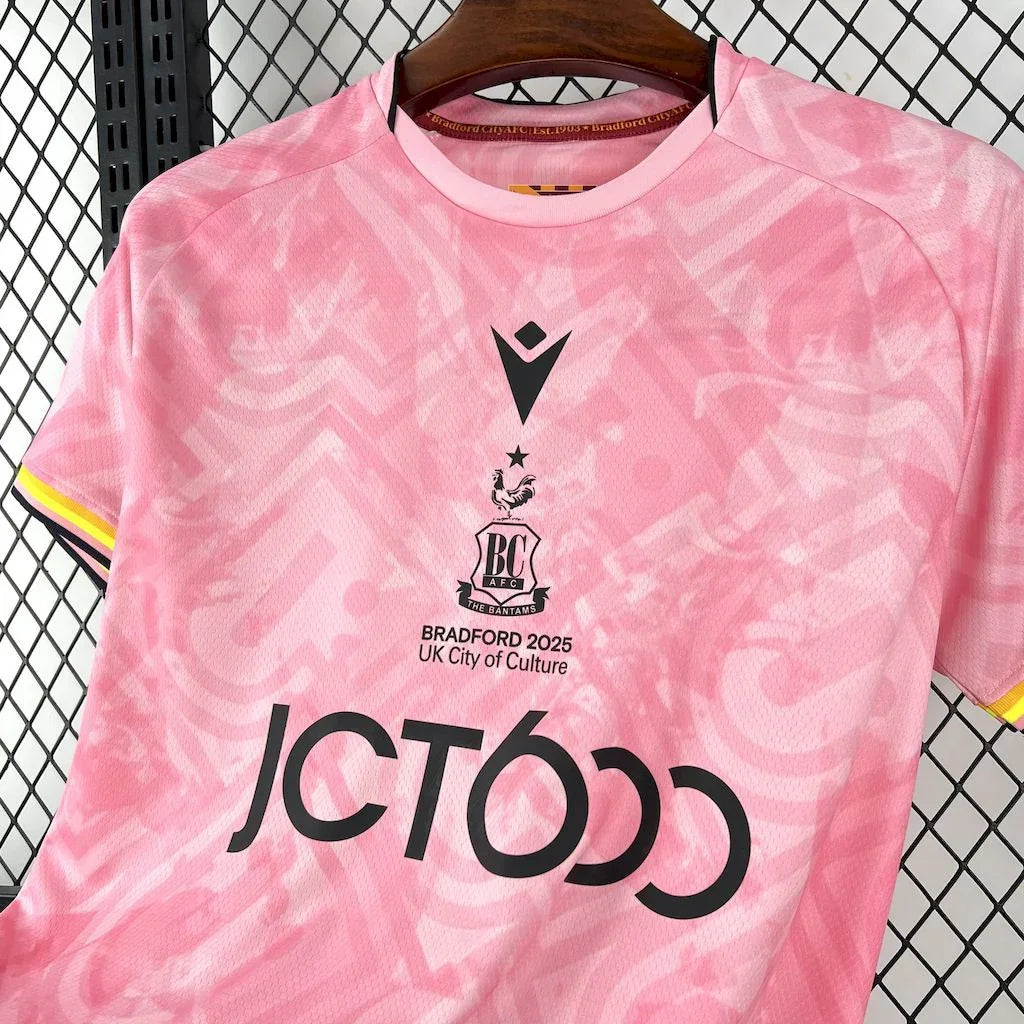 Maillot Bradford City 2025-26 de la marque Le 12, vue de face avec logo et design officiel.