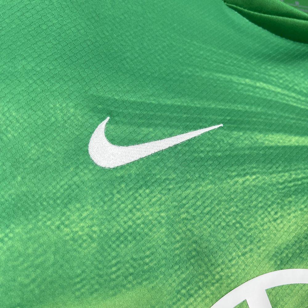 Maillot Wolfsburg 2025-26 de Le 12 -ème, maillot de football violet avec logo de l'équipe et détails de la saison.