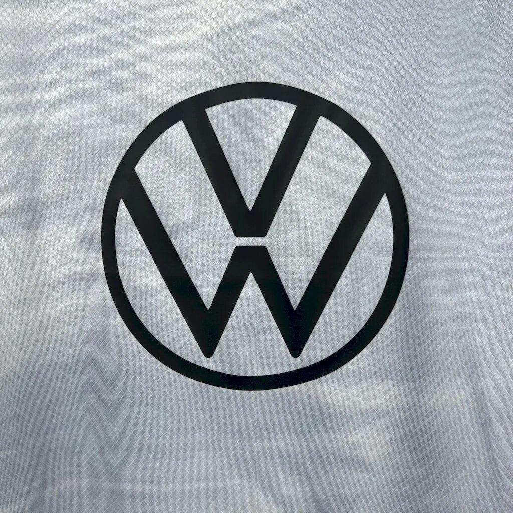 Maillot extérieur Wolfsburg 2025-26 Le 12-ème Maillot, maillot de football bleu avec logo Wolfsburg et détails de design.