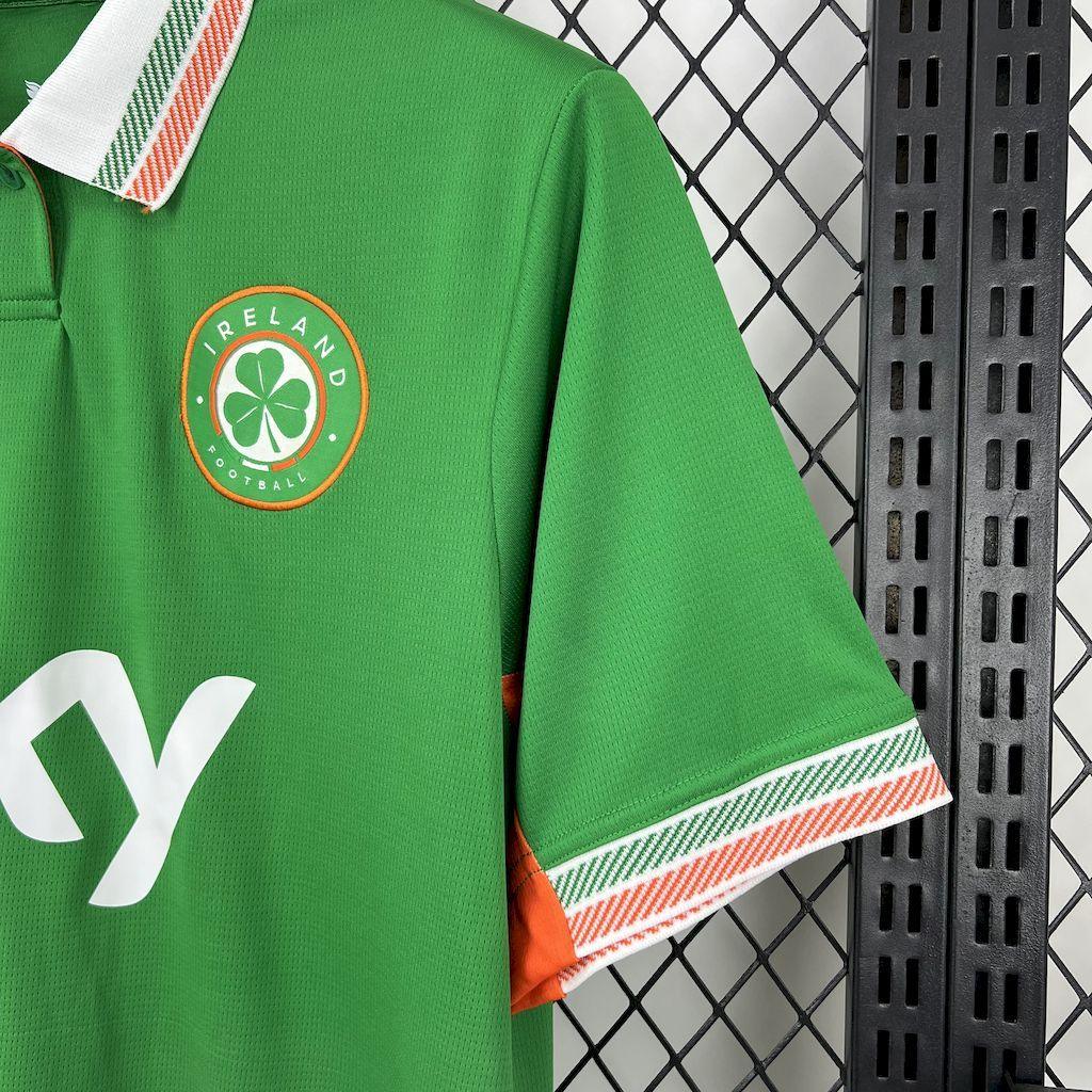 Maillot Irlande 2025 de la marque Le 12 -ème Maillot, vue de face, en tissu vert avec détails sportifs.