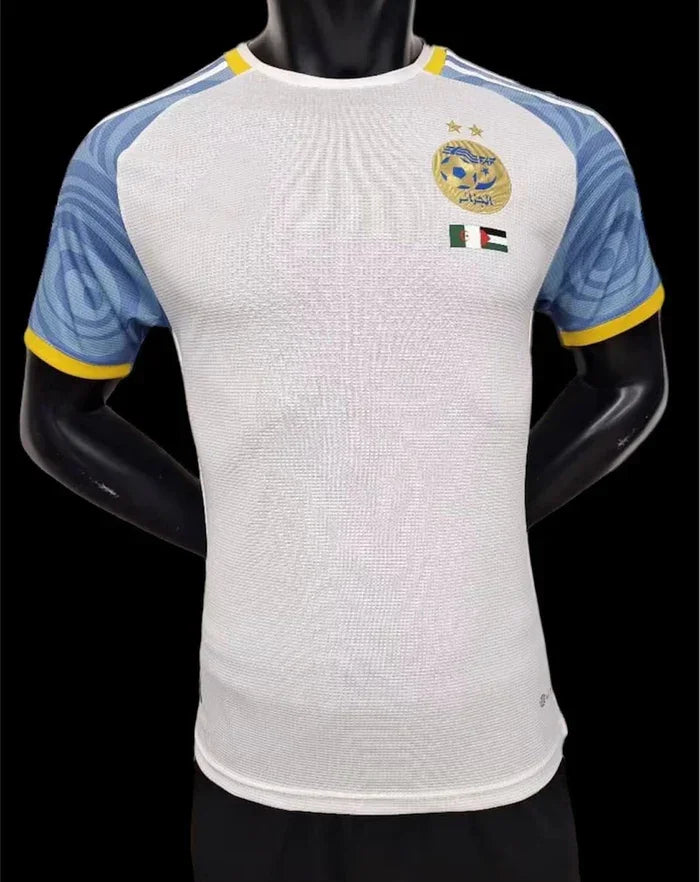 Maillot Algérie 2023-2024, nouvelle édition bleu blanc, par Le 12, vue de face avec détails du design sportif.
