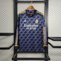 Maillot extérieur du Real Madrid 2023-2024 à manches longues, fabriqué par Le 12 -ème Maillot, vue de face avec détails du design.