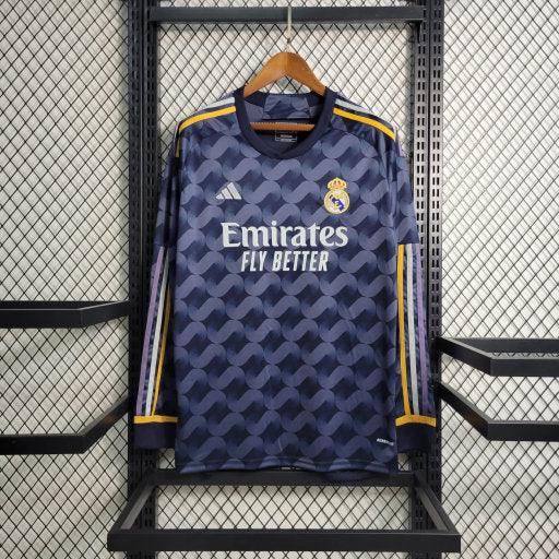 Maillot extérieur du Real Madrid 2023-2024 à manches longues, fabriqué par Le 12 -ème Maillot, vue de face avec détails du design.