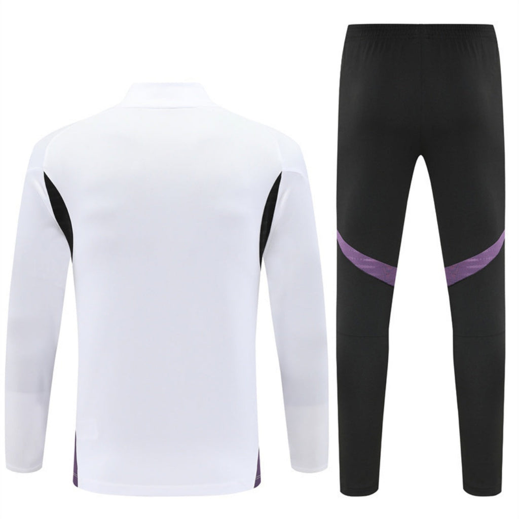 Ensemble Manchester United blanc pour enfants, maillot Le 12-ème Maillot, logo de l'équipe visible, adapté aux fans de football.