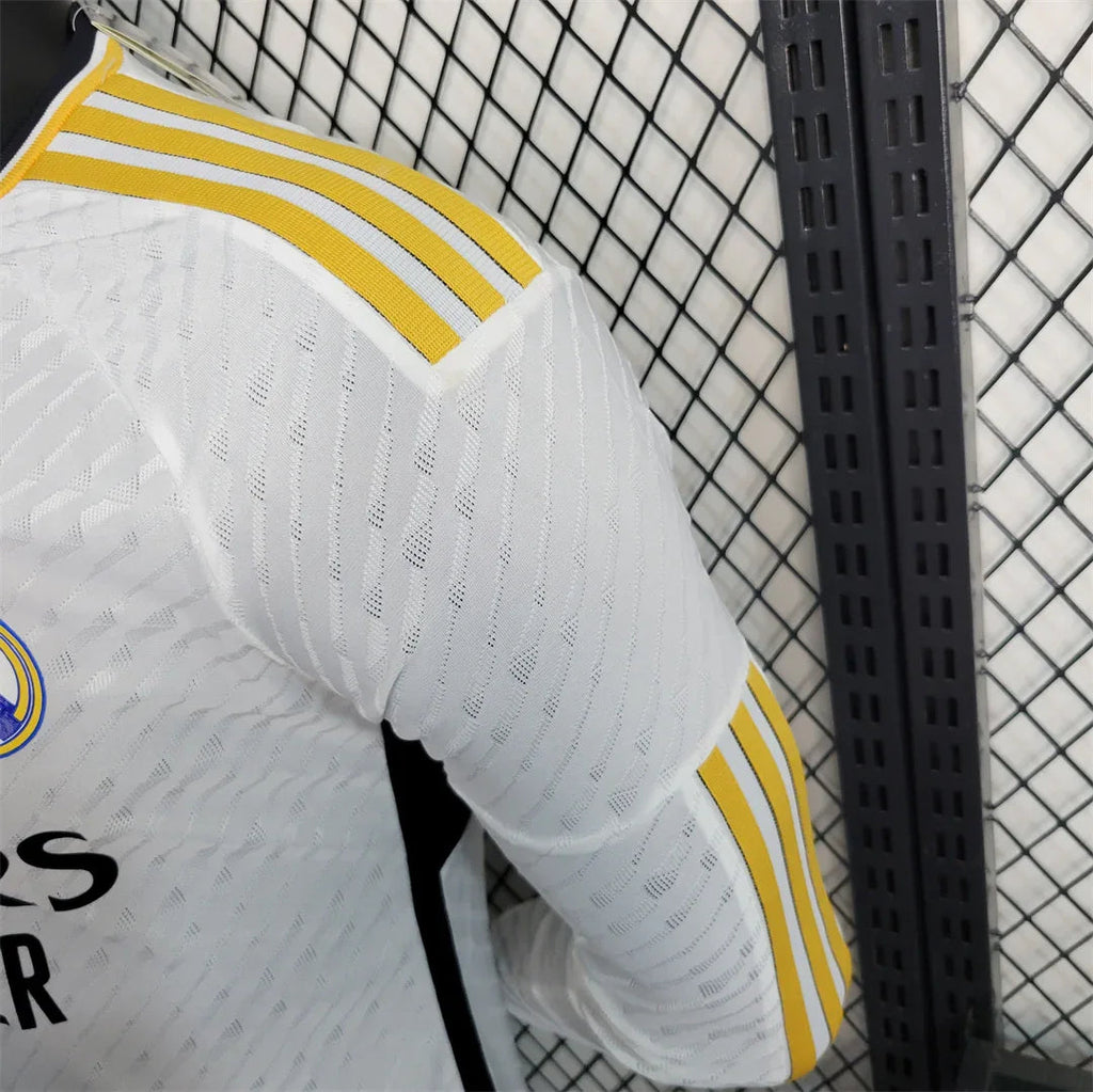 Maillot à manches longues 23-24 Real Madrid Le 12-ème Maillot, maillot de football blanc avec logo du Real Madrid.