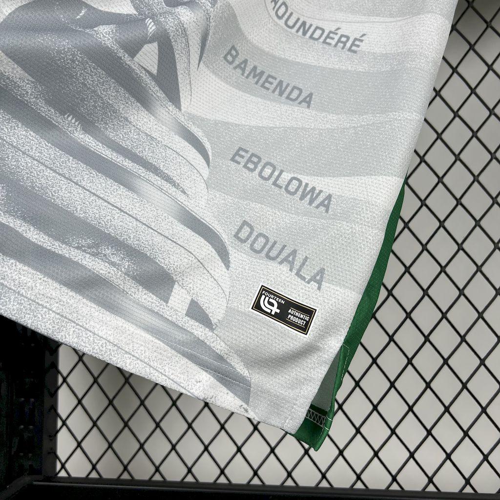 Maillot du Cameroun pour la CAN 2025-26, fabriqué par Le 12 -ème Maillot, avec les couleurs et le logo national visible.