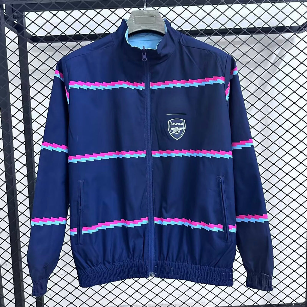 Veste coupe-vent réversible Le 12 -ème Maillot Arsenal, détail du design et du logo sur la veste en tissu léger.