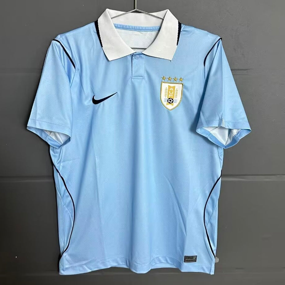 Maillot domicile Uruguay 25/26, marque Le 12 -ème Maillot, vue front avec logo et détails traditionnels.