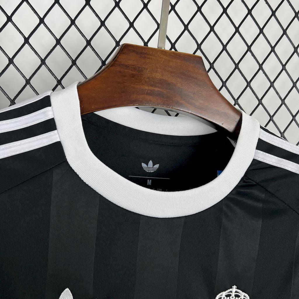 Maillot d'entraînement du Real Madrid 2025-26, marque Le 12-ème Maillot, en tissu sportif avec logo du club visible.