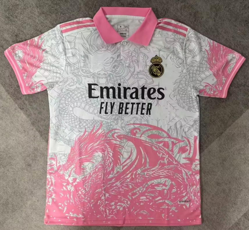 Maillot de football Real Madrid 25/26 Le 12 -ème Maillot, polo rose avec logo Dragon, vue de face sur fond blanc
