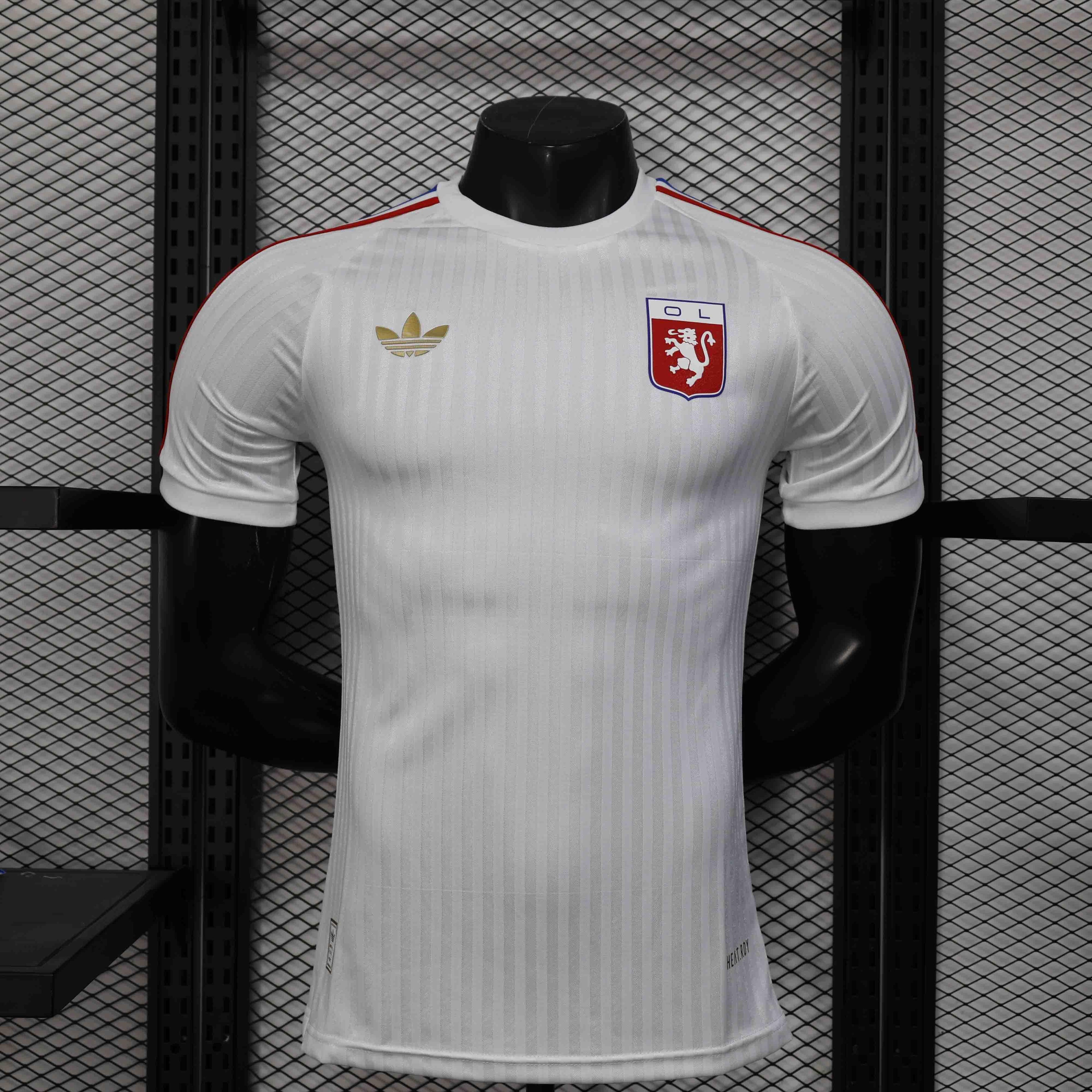 Maillot Lyon concept 2025-26 de Le 12 -ème Maillot, vue frontale avec design moderne et logo de l'équipe.