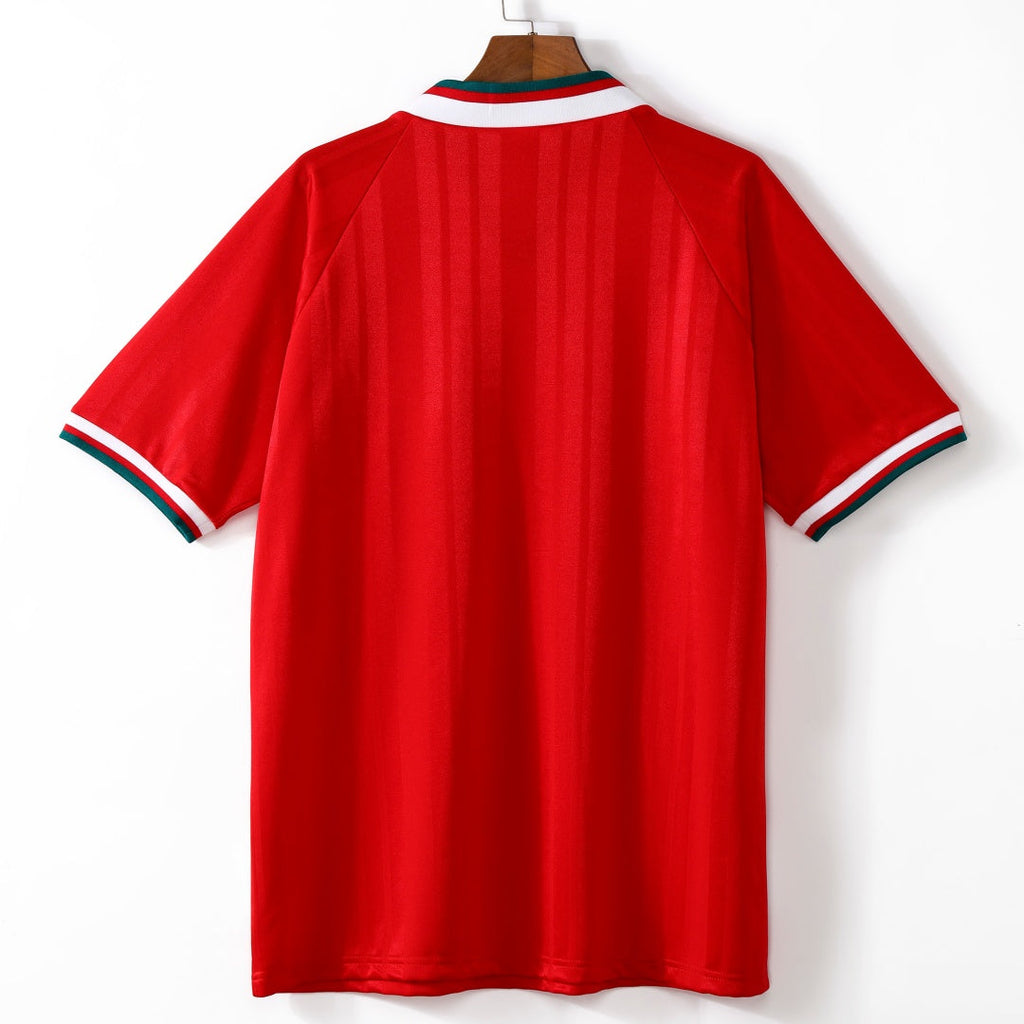 Maillot domicile rétro Liverpool 1993-1995 Le 12, maillot de football avec logo et design vintage visible sur l'image.