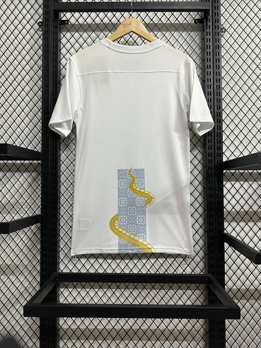 Maillot de football Tottenham 25/26, modèle spécial, par Le 12 -ème Maillot, vue front avec logo et design distinctif