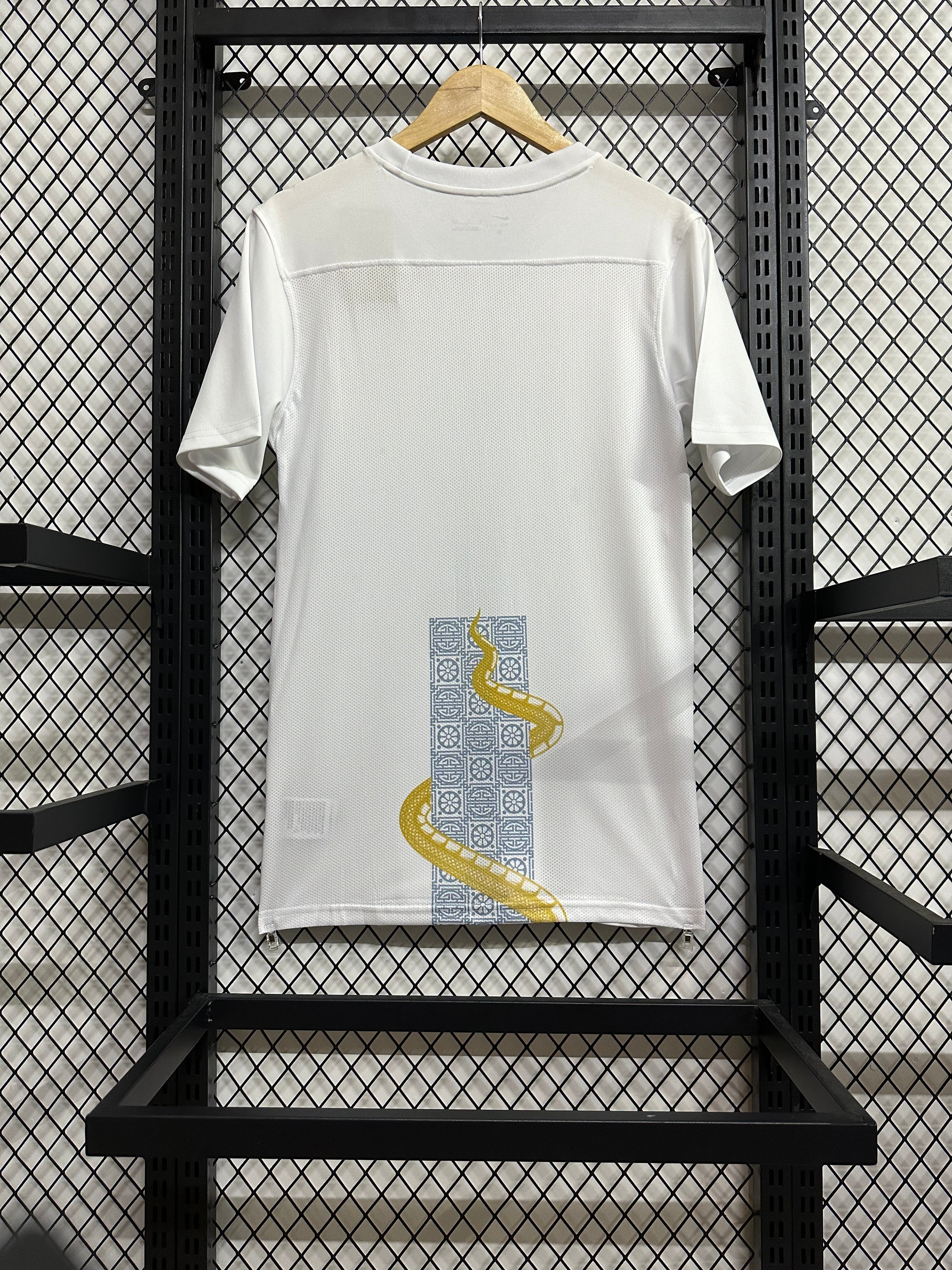 Maillot de football Tottenham 25/26, modèle spécial, par Le 12 -ème Maillot, vue front avec logo et design distinctif