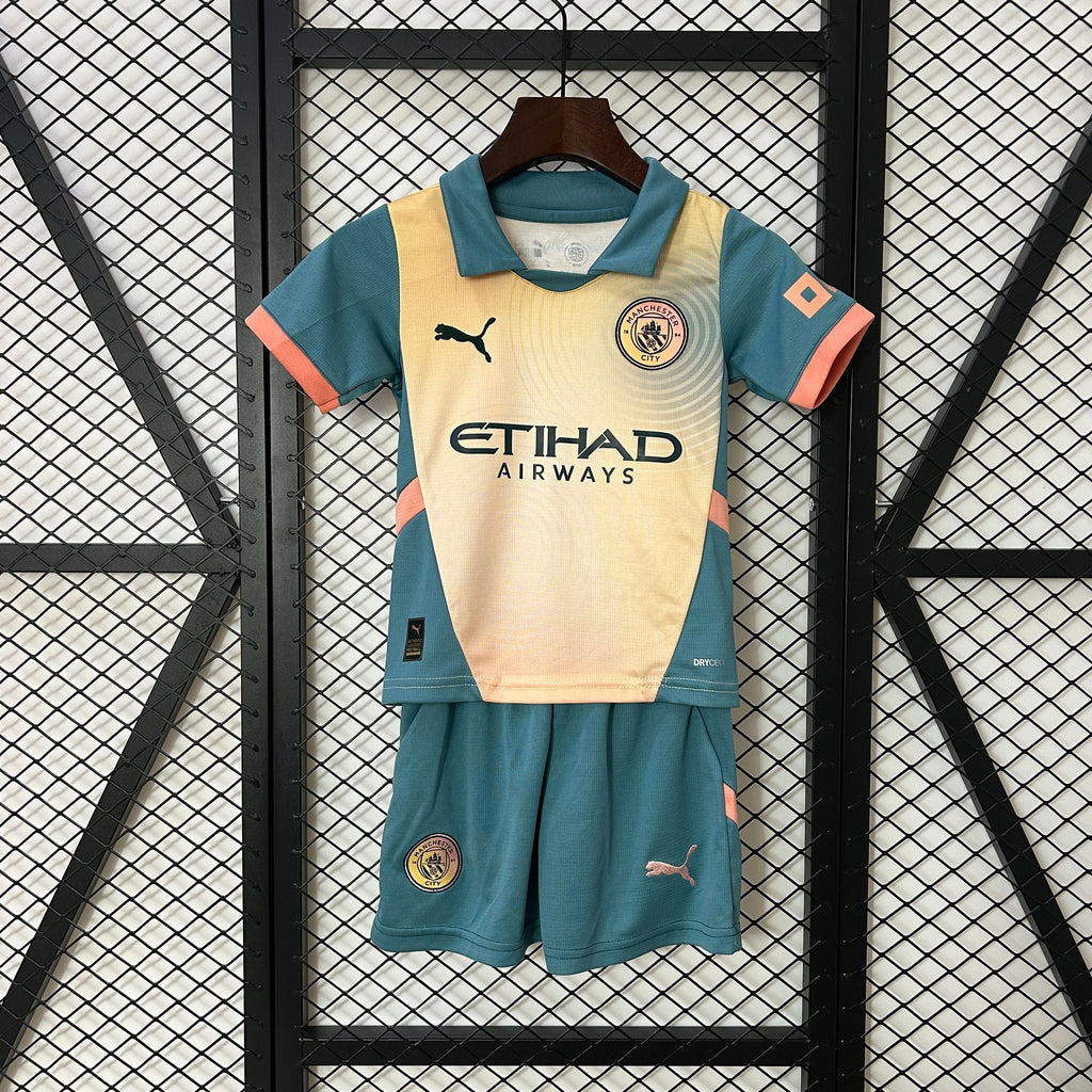Ensemble enfant Manchester City Le 12-ème Maillot, t-shirt et short aux couleurs du club, avec logo et motifs sportifs.