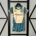 Ensemble enfant Manchester City Le 12-ème Maillot, t-shirt et short aux couleurs du club, avec logo et motifs sportifs.