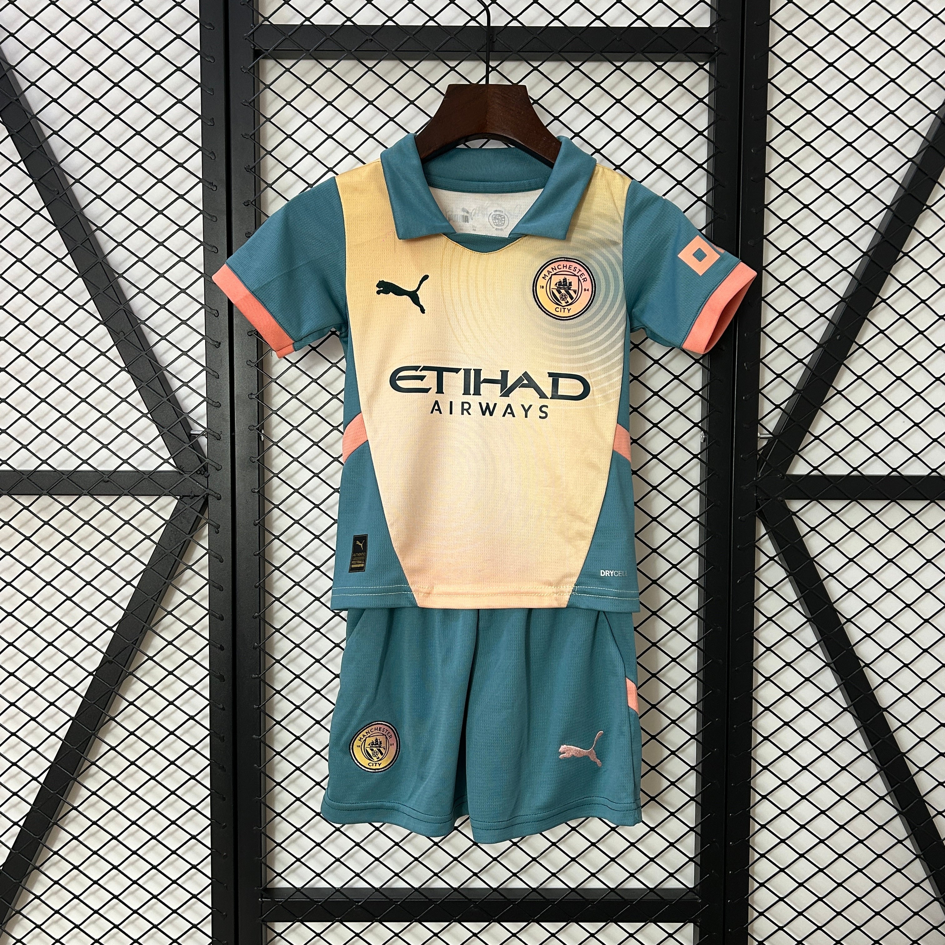Ensemble enfant Manchester City Le 12-ème Maillot, t-shirt et short aux couleurs du club, avec logo et motifs sportifs.