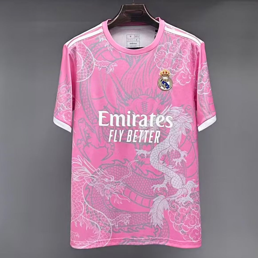 Maillot Real Madrid rose, taille 25/26, en tissu léger, portant le logo du club et le numéro 12, marque Le 12-ème Maillot.