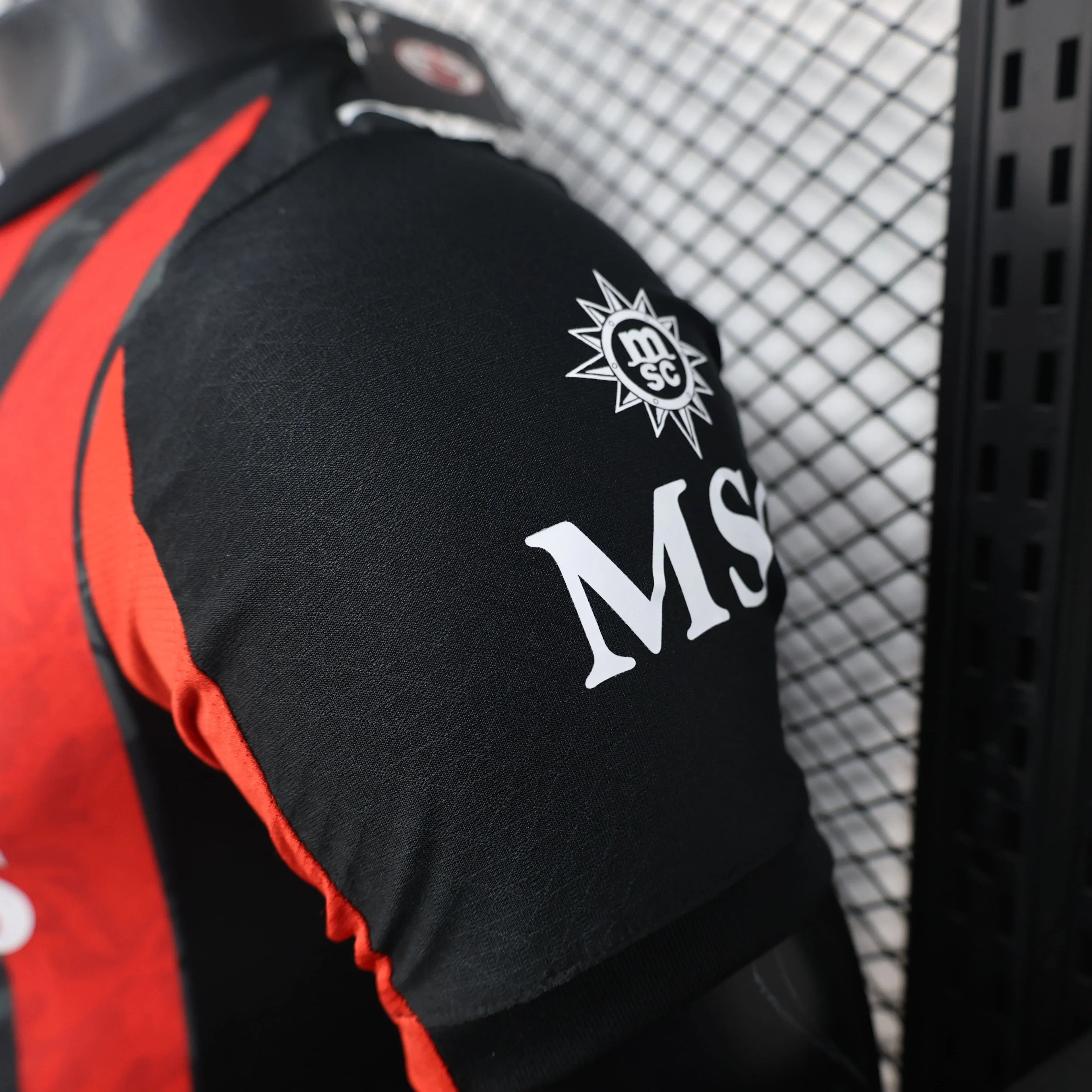 Maillot de football AC Milan Le 12 -ème Maillot, maillot rouge et noir avec logo et détails officiels visible.