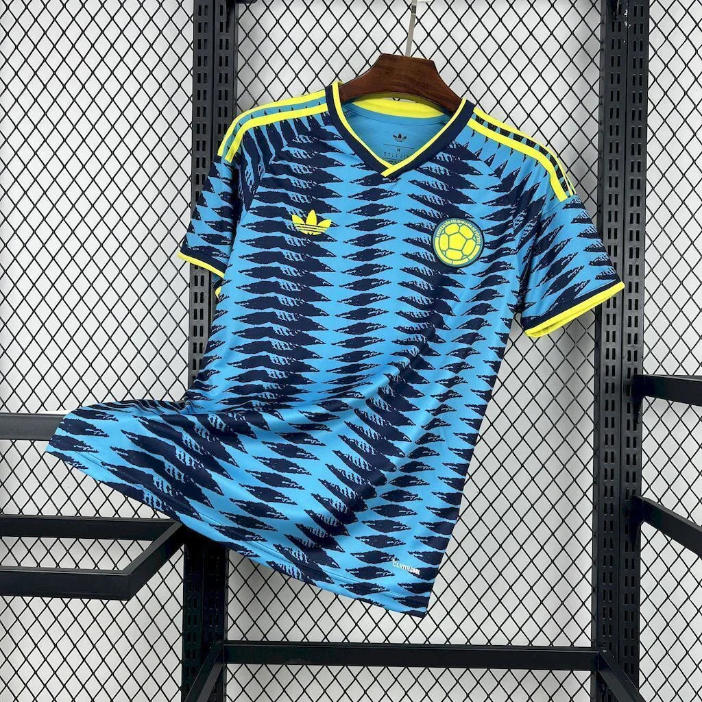 Maillot extérieur de la Colombie pour la Coupe du Monde 2026, marque Le 12, vue en détail.