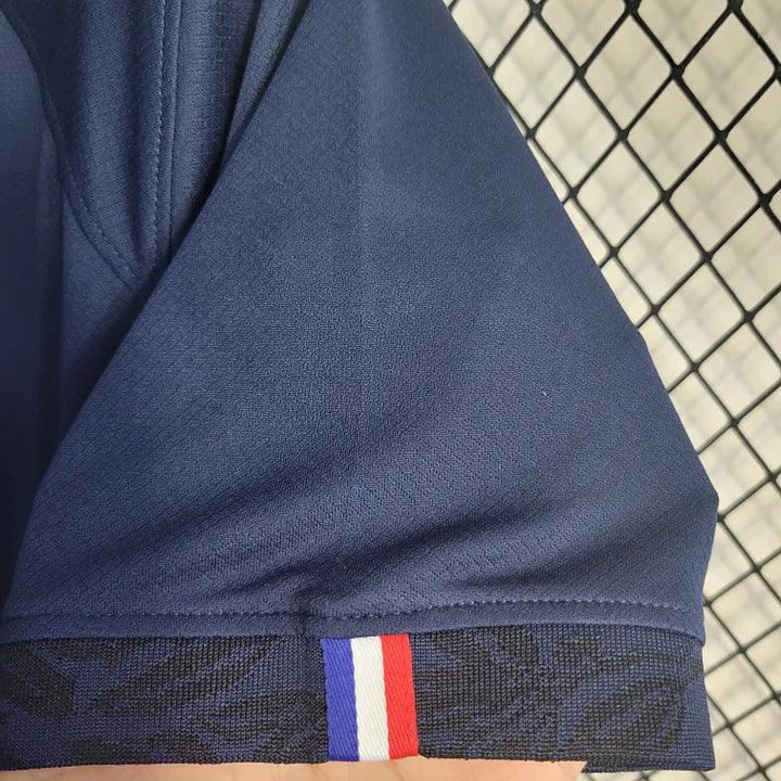 Maillot domicile de l'équipe de France 2022/23 Coupe du Monde, maillot de football Le 12 -ème Maillot, vue de face.