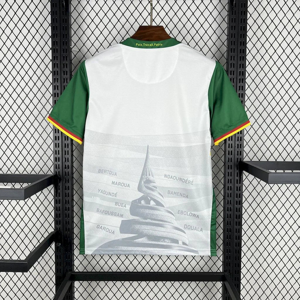 Maillot de football Cameroun CAN 2025-26, marque Le 12 -ème Maillot, vue de face avec logo et couleurs traditionnelles.