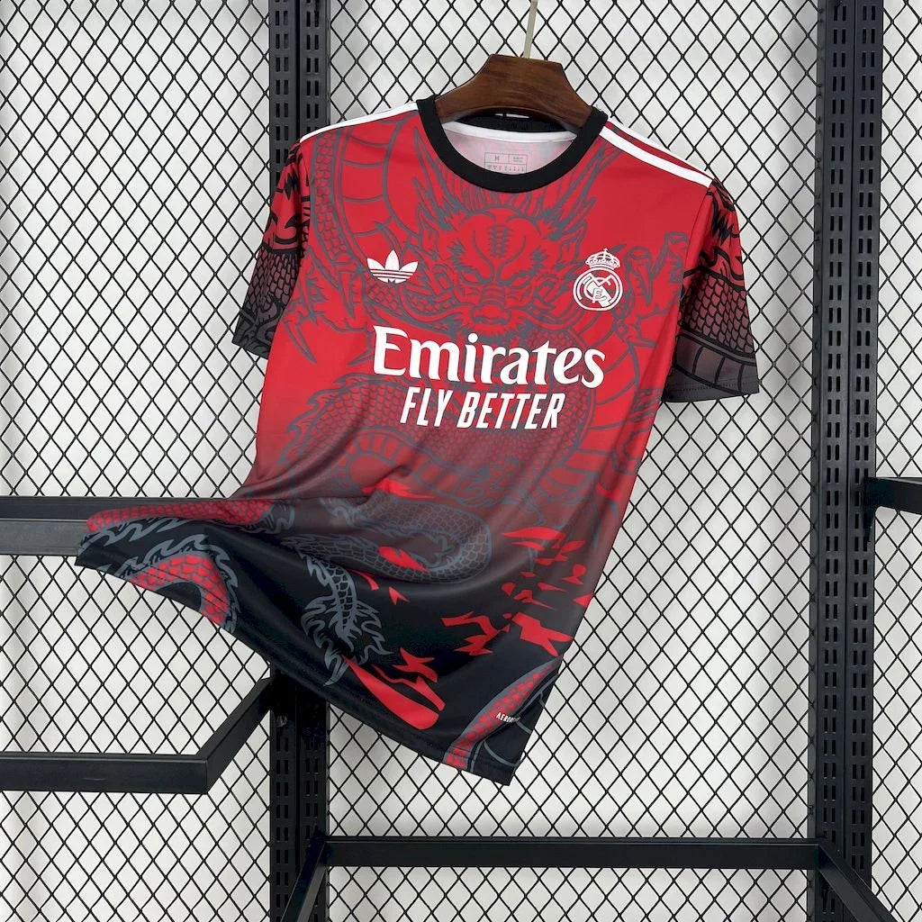 Maillot Real Madrid foot concept rose 2024 2025 de la marque Le 12 -ème Maillot, vue de face avec détails du design.