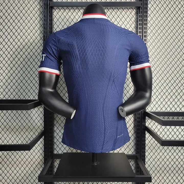 Maillot de football Paris 2023-2024 Le 12-ème Maillot, vue de face, avec détails du design du maillot.