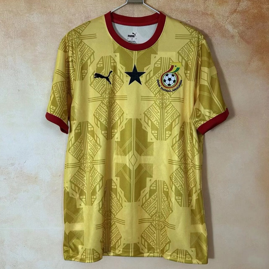 Maillot 25/26 Ghana Le 12 -ème Maillot, maillot de football jaune avec logos et détails verts, vue frontale.