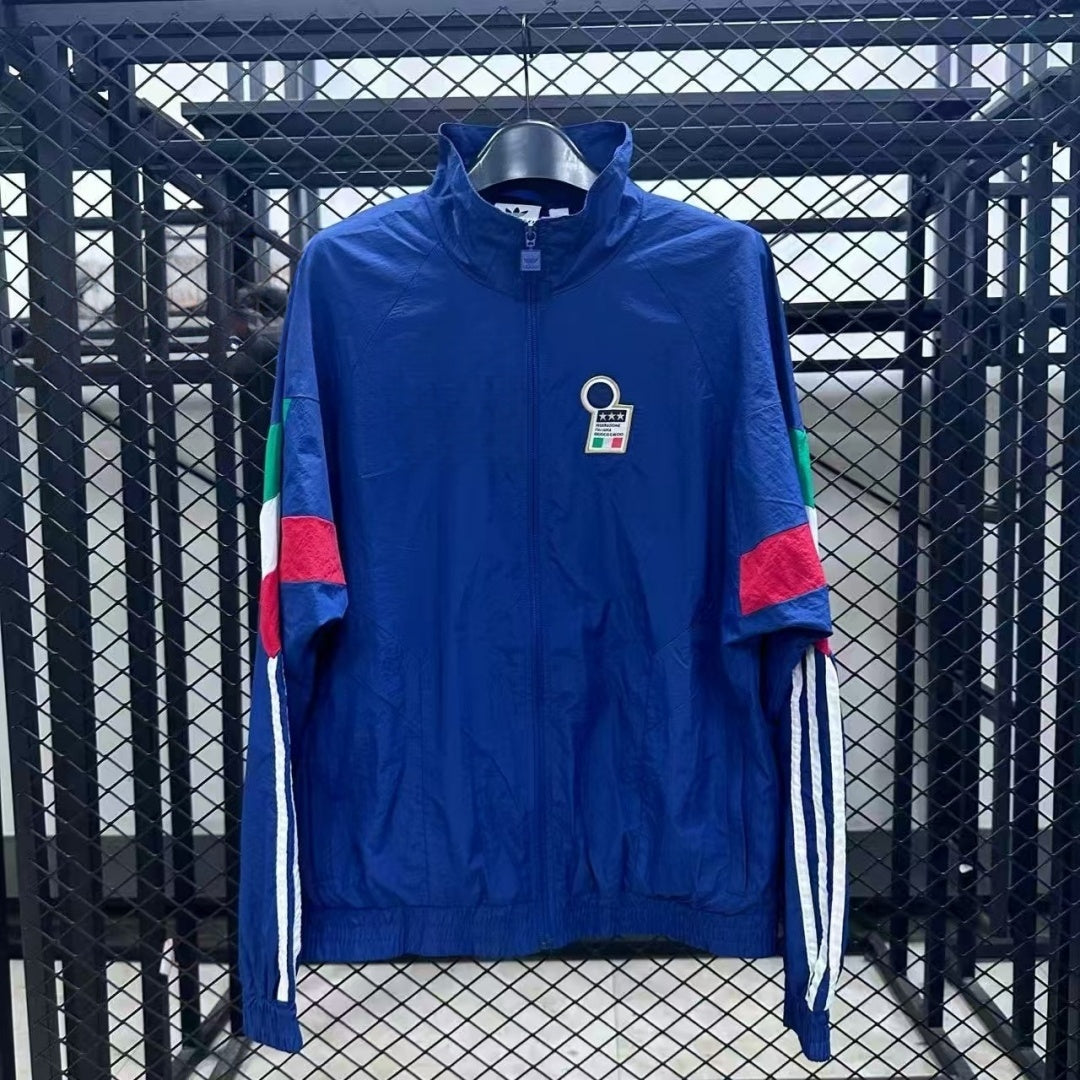 Veste coupe-vent réversible Le 12 -ème Maillot Italie, légère et résistante, montrée portée dans un coloris gris et noir.