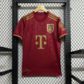 Maillot de football Bayern Munich 25/26, édition 125e anniversaire, rouge, par Le 12 -ème Maillot, vue du devant.