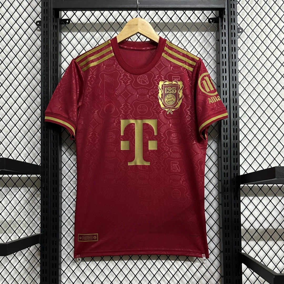 Maillot de football Bayern Munich 25/26, édition 125e anniversaire, rouge, par Le 12 -ème Maillot, vue du devant.