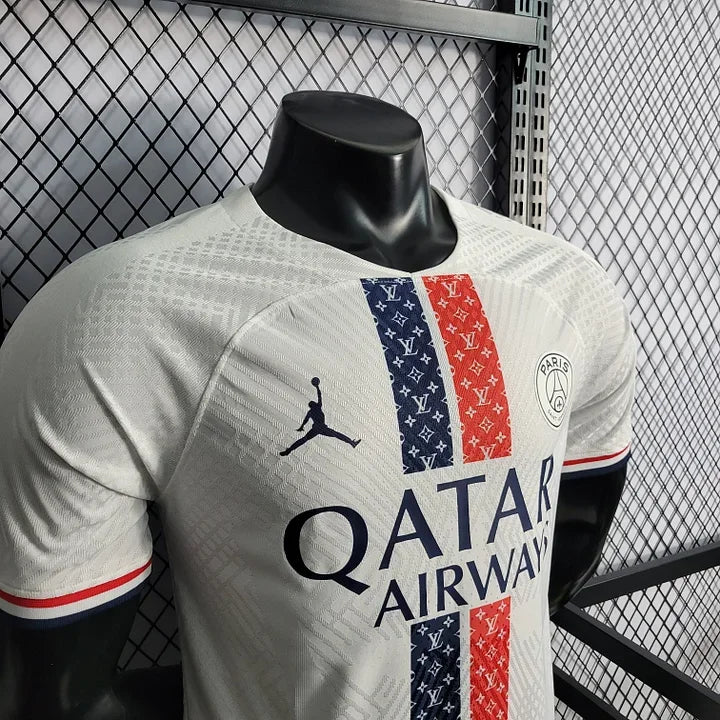 Maillot Paris 2023 2024 Concept de la marque Le 12 -ème, vue de face avec design moderne et logo visible.