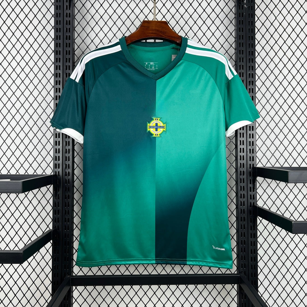 Maillot domicile 25/26 de l'équipe Nord Irlande, marque Le 12 -ème Maillot, vue de face avec logo et détails du maillot.