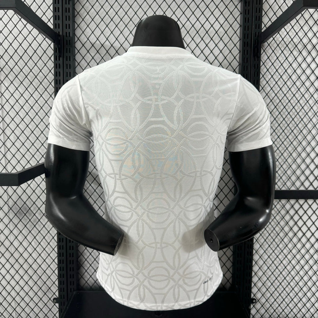 Maillot PSG 25/26 Le 12-ème Maillot blanc pour joueur, détail du logo et design sportif visible.