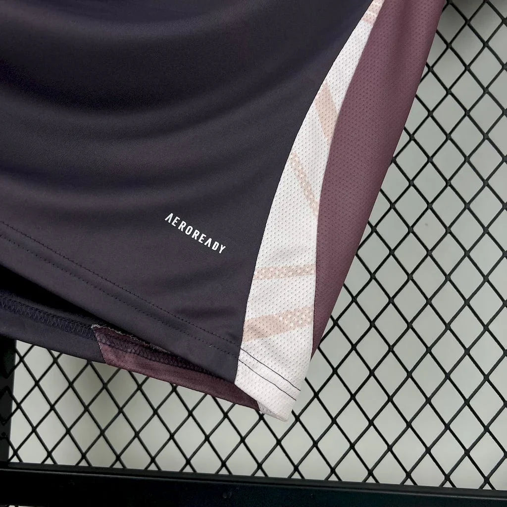 Maillot d'entraînement Arsenal 2024-25 par Le 12-ème Maillot, maillot de football avec logo et détails du club.