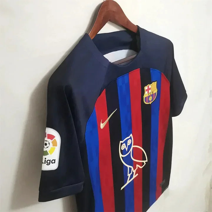 Maillot de football FC Barcelone 2022-2023 Le 12, design spécial Drake, vue frontale avec logo et détails du maillot rouge et bleu