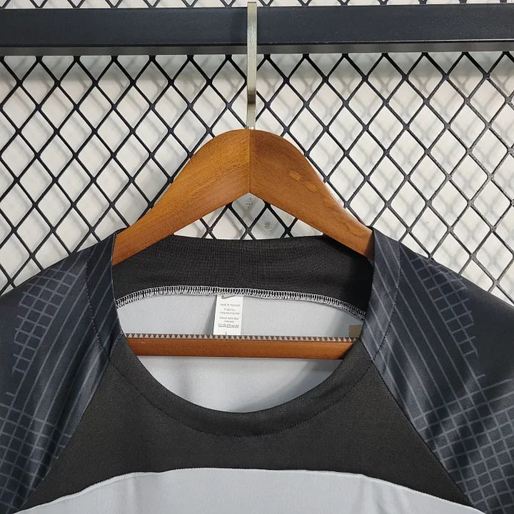 Maillot d'entraînement FC Barcelone 2023-2024 Le 12 -ème, vue de face avec logo et motifs bleus et rouges