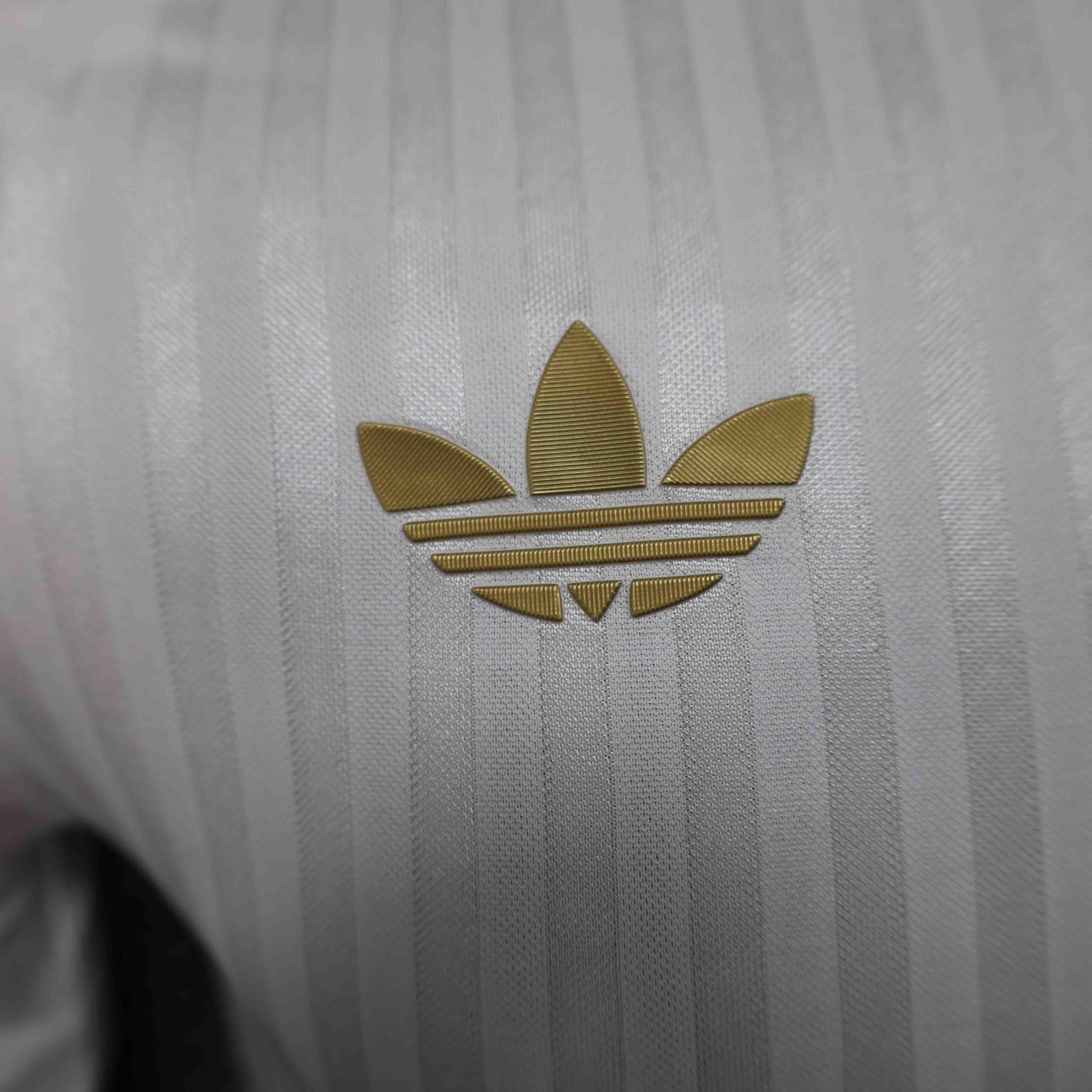 Maillot Lyon concept 2025-26 de Le 12 -ème Maillot, vue de face avec logo et design futuriste du maillot de football.