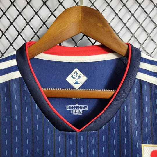 Maillot de football rétro Japon 2018, modèle Le 12 -ème Maillot, vue de face avec design traditionnel et logo de l'équipe.