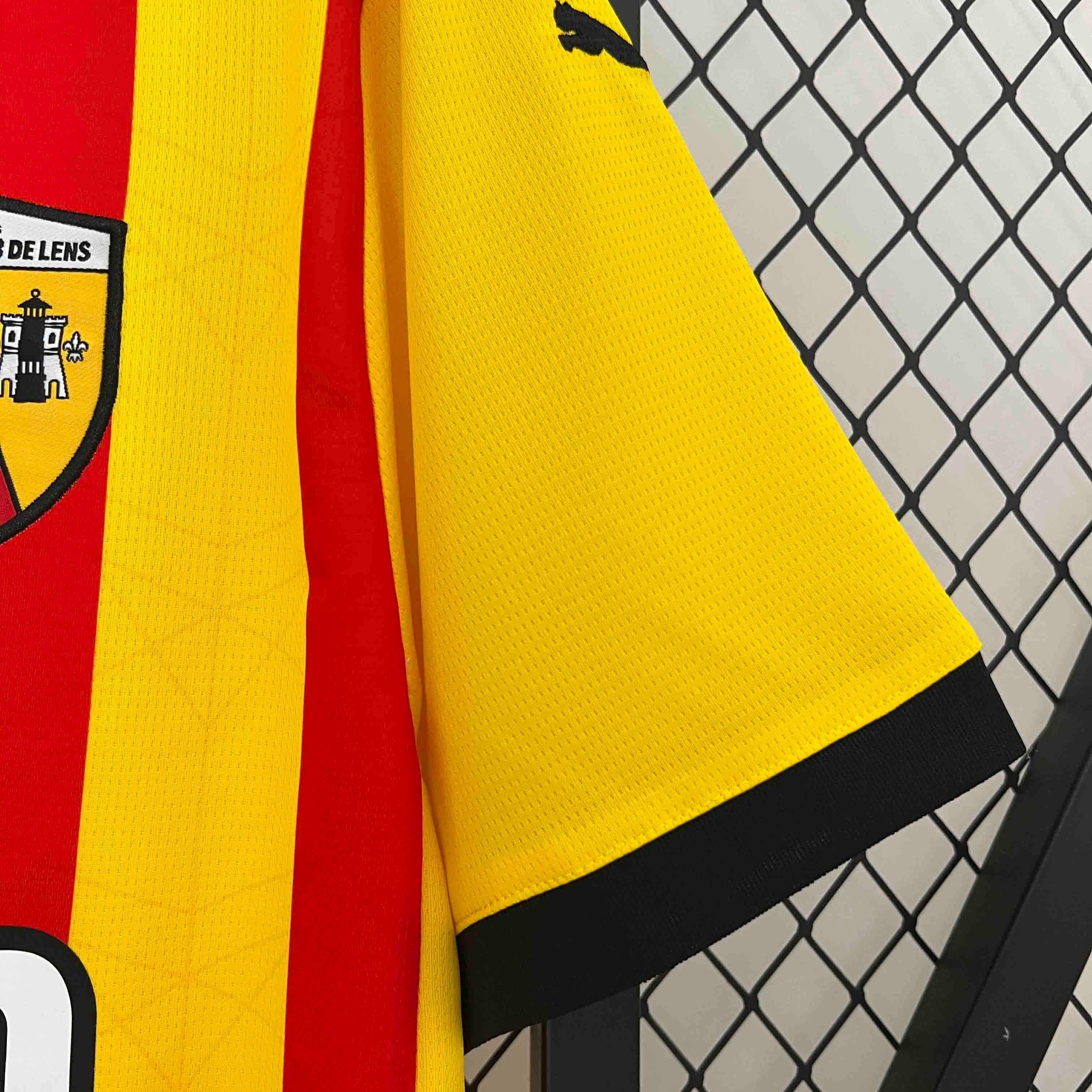 Maillot Lens 2024-25 de Le 12 -ème, maillot de football bleu avec logo de l'équipe et détails de design.