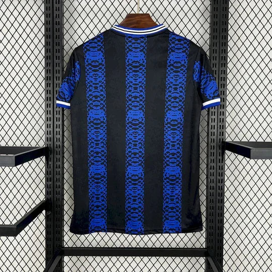 Maillot Inter Milan édition spéciale 2024/25 de Le 12 -ème Maillot, vue de face avec logo et détails du design.