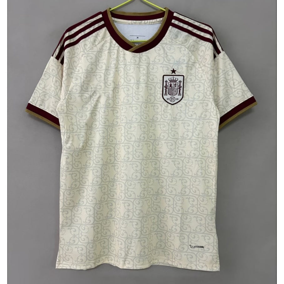 Maillot extérieur Espagne 25/26 de Le 12 -ème Maillot, vue de face avec détails du design bleu et rouge.