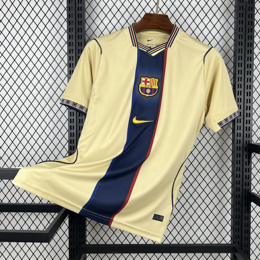 Maillot rétro 26/27 Barcelone Le 12 -ème Maillot, maillot de football bleu avec logo du club et détails classiques.