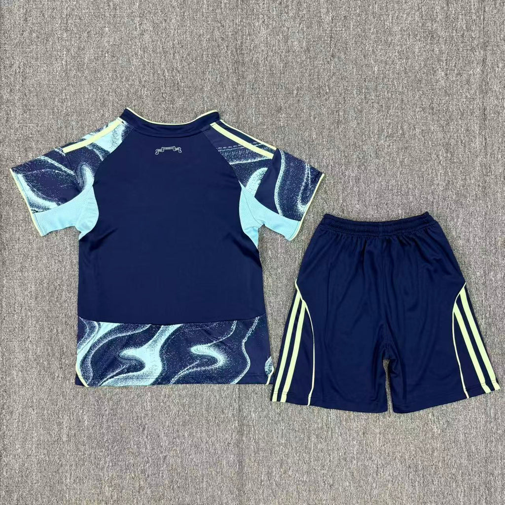 Ensemble pour enfant 25/26 Le 12 -ème Maillot Ajax extérieur, tenue sportive avec logo Ajax, couleur bleue et blanche.