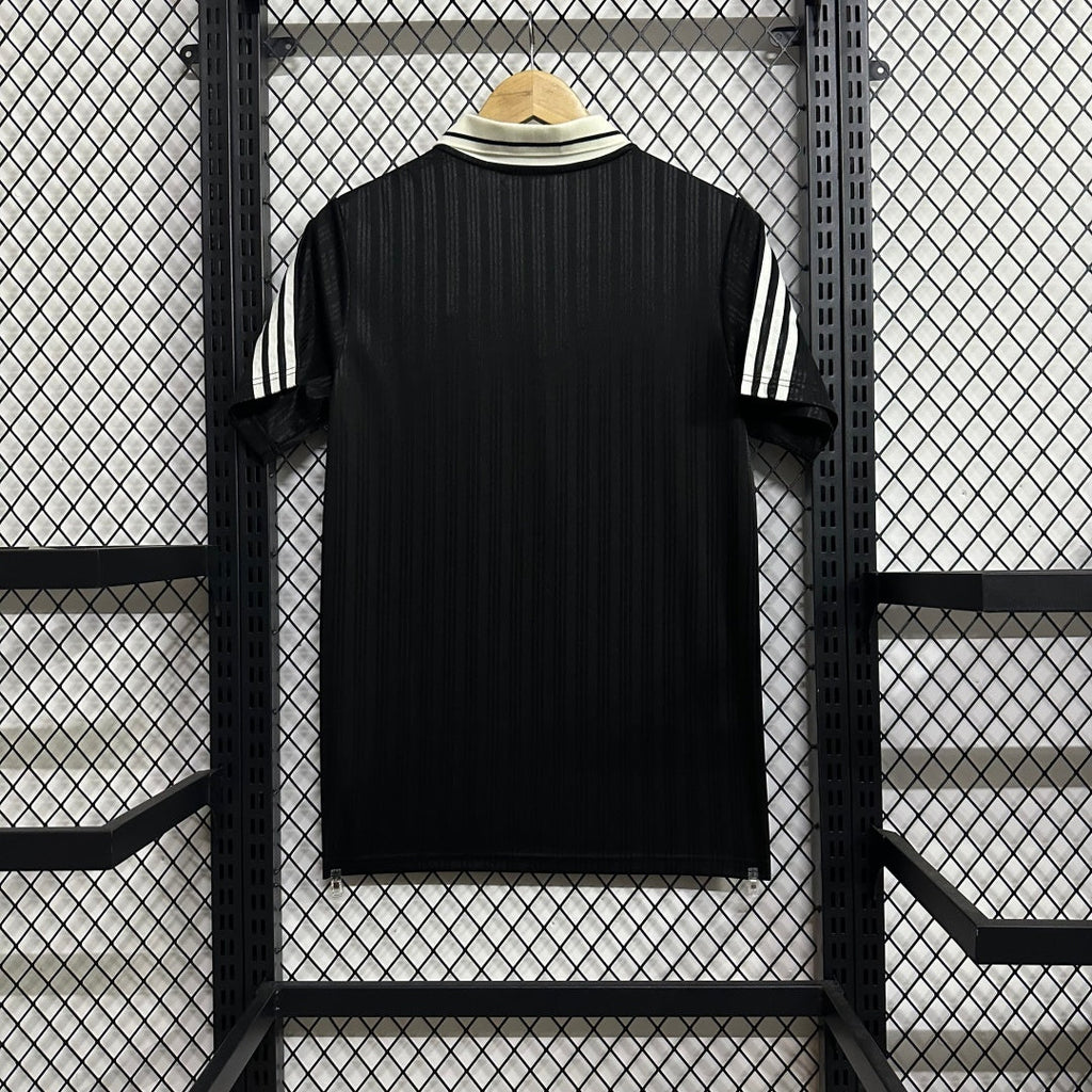 Maillot 25/26 Oasis noir de Le 12 -ème Maillot, vue en 3D, détails du design et du tissu noir.