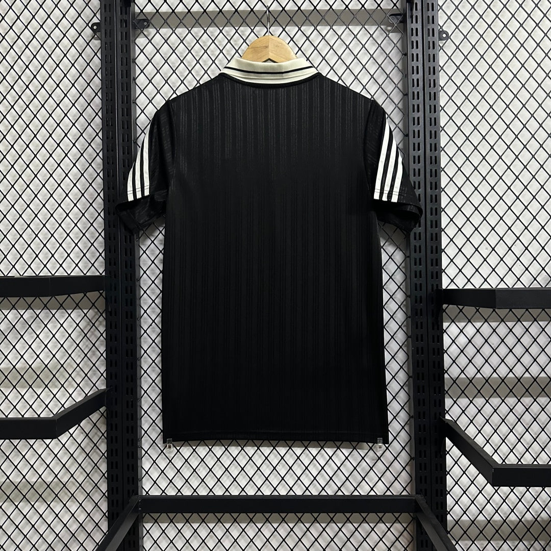 Maillot 25/26 Oasis noir de Le 12 -ème Maillot, vue en 3D, détails du design et du tissu noir.