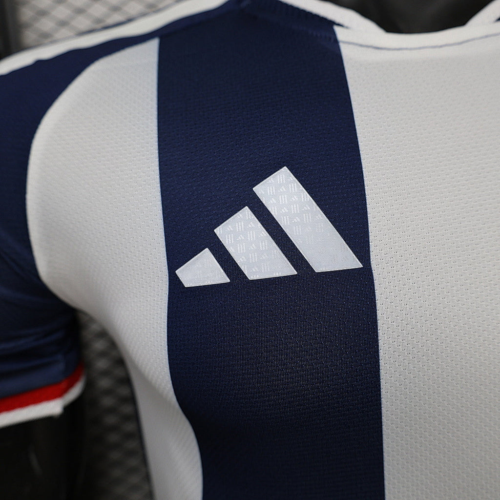 Maillot de football Écosse Concept 2026 de la marque Le 12 -ème Maillot, vue frontale avec design moderne et logo visible.