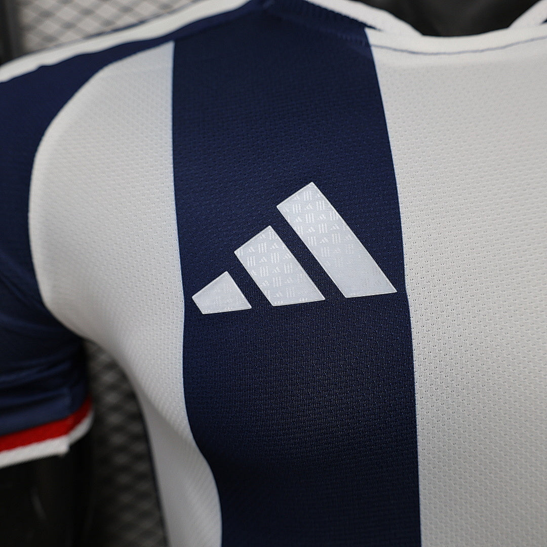 Maillot de football Écosse Concept 2026 de la marque Le 12 -ème Maillot, vue frontale avec design moderne et logo visible.