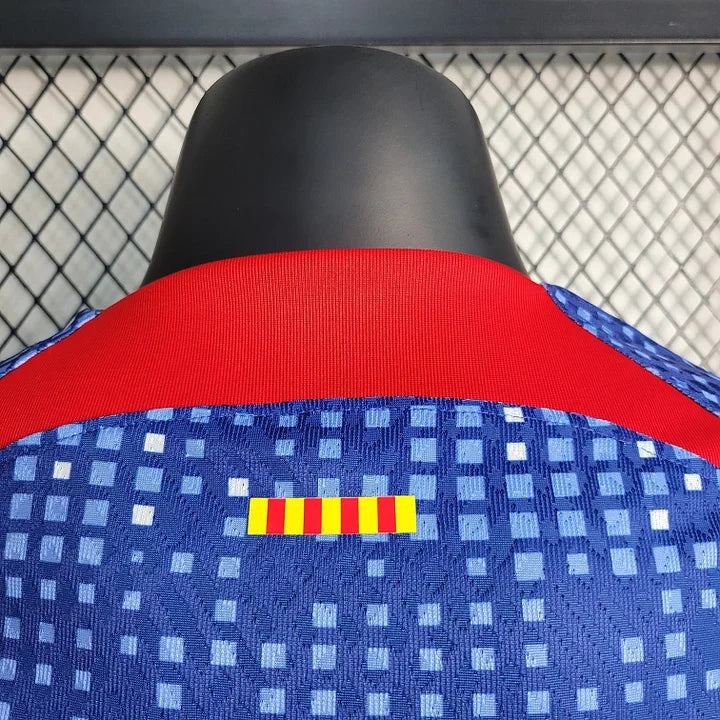 Maillot d'entraînement FC Barcelone 2023-2024 Le 12ème, vue de face avec logo et détails colorés sur le maillot.